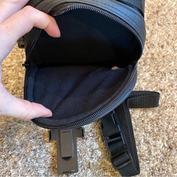 Bose noise canceling headphones case - Picture 4 of 7